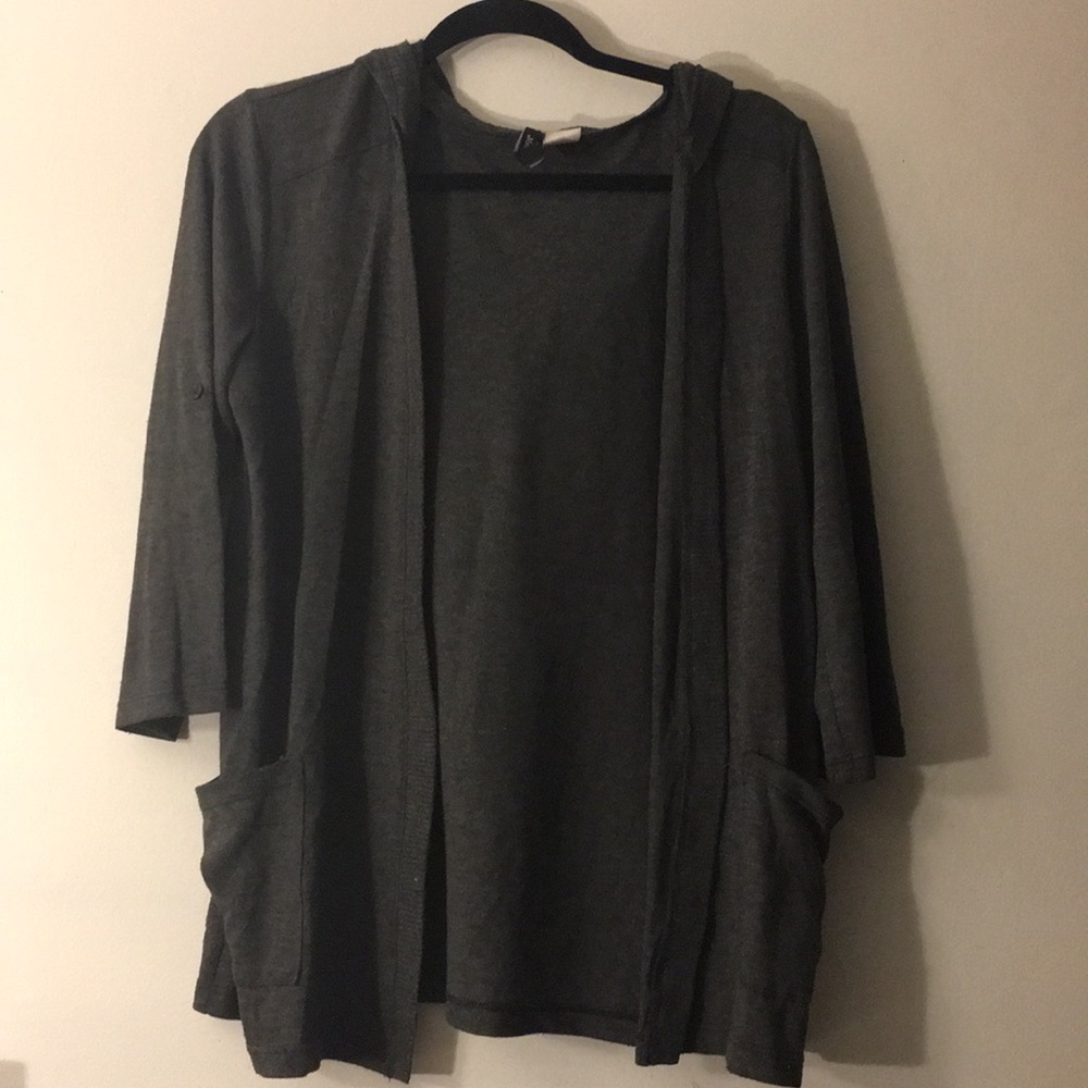 NWOT gray quarter length sleeve pull over